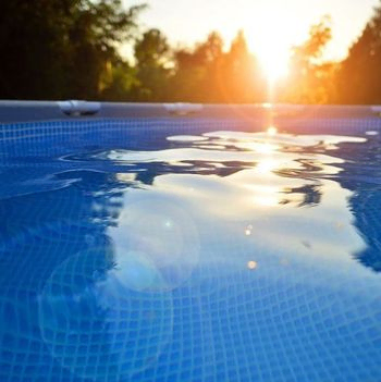 piscina a ras de agua con resplandor de fondo